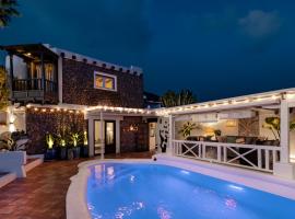 Deluxe designer historic villa Via Lactea, Panoramic sea views, Own private heated pool and subtropical garden, vakantiehuis in La Asomada