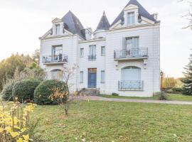 La Petite Reine Blanche, hotel with parking in Dammarie-lès-Lys