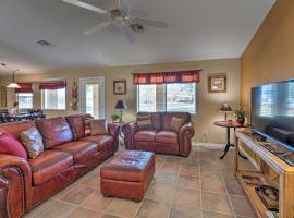 Fort Mohave Family Home with Golf Course Views!，Fort Mohave的Villa