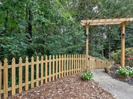 Nature Lover Minimalist APT In Tranquil Cul De Sac, cottage in Decatur