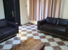 FANTASTIC APARTMENT, TRAVELER AWARD WINNER 2024, 1 ensuite bedroom, WIFI, air condition, separate living room, 2 toilets, 2 walk in shower rooms, hot water, separate kitchen, restaurant, bar, garden, 24 hour security, 20 minutes airport, North Legon Accra, íbúð í Accra