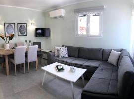Strelitzia Apartments, hotel i Karavadhos