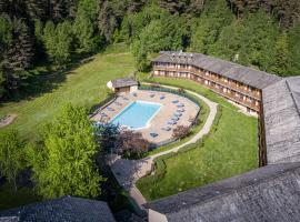 Les Hameaux De Lozere Sure Hotel Collection by Best Western, ξενοδοχείο σε Fournels