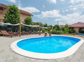 Rooms Mar - with pool, hotel in Rakovica