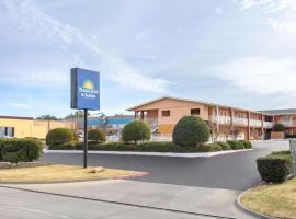 Days Inn & Suites by Wyndham Arlington Near Six Flags, hotel Arlingtonban