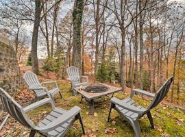 Lake Barkley Home with Fire Pit and Private Dock!, sewaan penginapan di Cadiz