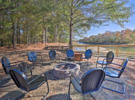 Waterfront Deck: Home on Ouachita River!, hotel a Arkadelphia