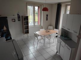 F3, 3 pers - proche centre historique, holiday rental in Besse-et-Saint-Anastaise