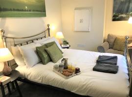 Welcoming spacious 2-bedroom house in St Helens, hotel in Saint Helens