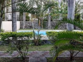 Blue Sky Villa, hotel malapit sa Grand Baie Bazaar, Grand Bay