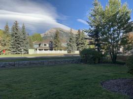 NEW! Cozy Rocky Mountain Chalet managed by Little Sister Getaways, hotel v destinaci Canmore