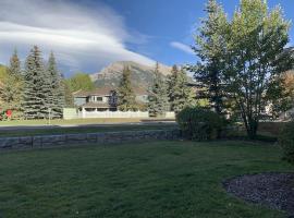 **NEW** Cozy Rocky Mountain Chalet with Park Pass, hotell i Canmore