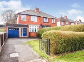 L & J ESCAPES- 4 BEDROOMs SUITABLE FOR CONTRACTORS AND FAMILIES- LARGE PRIVATE PARKING-10 MINUTES TO M6 JUNCTION 9, hotel na may parking sa Coseley