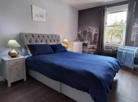 Modern and Spacious flat near Edinburgh, hotel s parkiralištem u gradu 'Prestonpans'