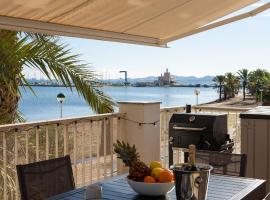 Fantastic, Front line, Penthouse Apartment with amazing views, hotel econômico em Los Urrutias