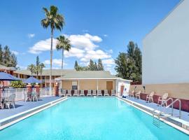 Howard Johnson by Wyndham Ft. Myers FL, hotel in Fort Myers