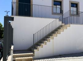 Cozy house in Castelo Branco, 60 m², city view balcony, hotel em Castelo Branco