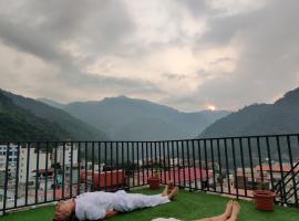 Blue Jay Hostel Rishikesh, hotel near Himalayan Yog Ashram, Rishīkesh