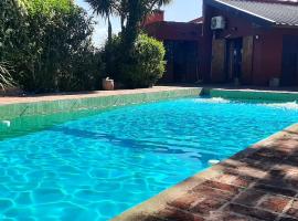 Casa con piscina en Sierra de los Padres, gistirými með eldunaraðstöðu í Mar del Plata