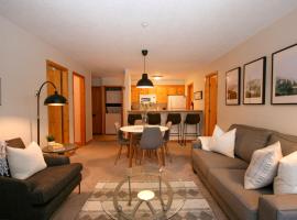 CRYSTAL FOREST 2BR Ski In Ski Out with PRIVATE Hot Tub, feriehus i Sun Peaks