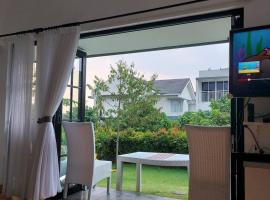Villa Outdoor Rancamaya With Netflix, Youtube, SmartTV and Nice Backyard, hotel con parcheggio a Bogor