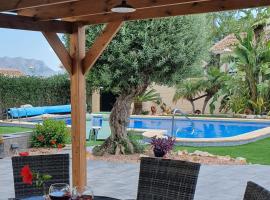 Villa with serene mountain views. Spacious garden with 10x5m pool.: Fortuna'da bir havuzlu otel