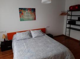 Apartamento con jardin privado y piscina, hotel in Cirueña