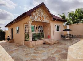 Janesis Holiday Homes, Ferienwohnung in Oyibi
