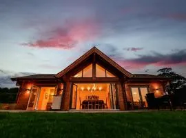 Cuddfan Lodge on a Beautiful Lake