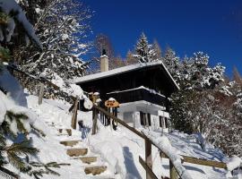 Charming chalet with panoramic view and private garage in Gruyère, hotel perto de Le Moleson, Gruyères
