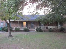 Cayce Charm Minutes to Downtown Columbia, hotel near Columbia Metropolitan Airport - CAE, 