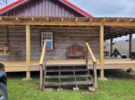 Mountain Memories Cabin Rental, hotel met parkeren in Booneville