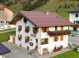 Lech Hostel, hotell i Lech am Arlberg
