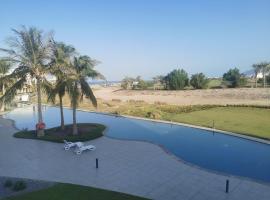 Jebel Sifah studio Apartment with Pool View, hotel v destinaci As Sifah