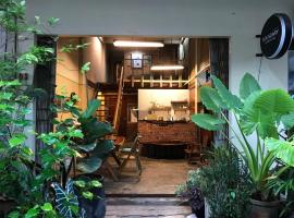 Boundary Hostel and Cafe: Suratthani şehrinde bir otel