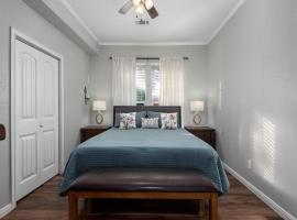Cheerful 3 Bedroom Home with Loft, hotel in Dickinson