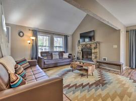 Modern Poconos Retreat with Hot Tub and Game Room, hotel v destinaci East Stroudsburg