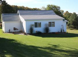 Cozy Central Lake Cottage about 3 Mi to Lake Michigan!, villa i Central Lake