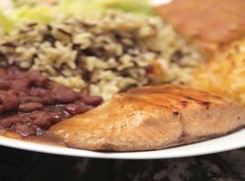 Grandma's Private Room and Bath - DISCOUNTS ON TOURS, hotel em Mendenhaven