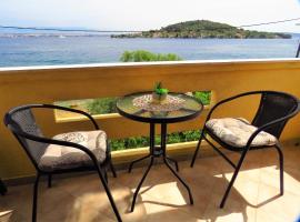 Apartment for 4 persons, by the sea and with beautiful view: Kali şehrinde bir daire