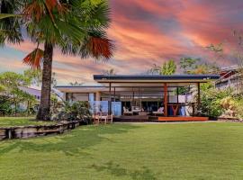 Absolute Beachfront House with Private Pool, hotel in Holloways Beach