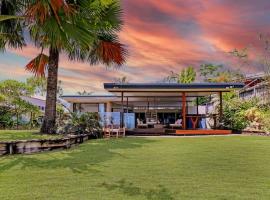 Absolute Beachfront House with Private Pool, Hotel mit Pools in Holloways Beach