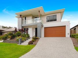5 brm Luxury Family Home, Theme Parks, Golf Club, cottage in Pimpama