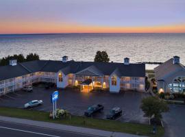 Baymont by Wyndham St. Ignace Lakefront, hotel di Saint Ignace