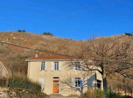 En pleine montagne T1 30m2 parking à coté – apartament w mieście Arignac