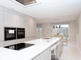 Stunning Central Windsor Town House With Parking, hotel in Windsor