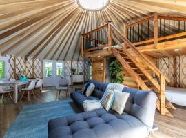 Yourtes Glamping du Poisson Blanc, Hotel in Notre-Dame-du-Laus