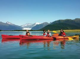 Rainbow Row - Two Private Units in Complex, near Mendenhall Glacier, Trails, and Conveniences!, hôtel acceptant les animaux domestiques à Juneau