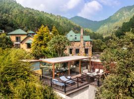 Divyam From BYLOO- Private Villa near Nainital, hotel v destinaci Bhowāli