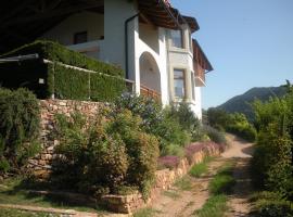 Agritur Maso Pomarolli, hotel con estacionamiento en Giovo